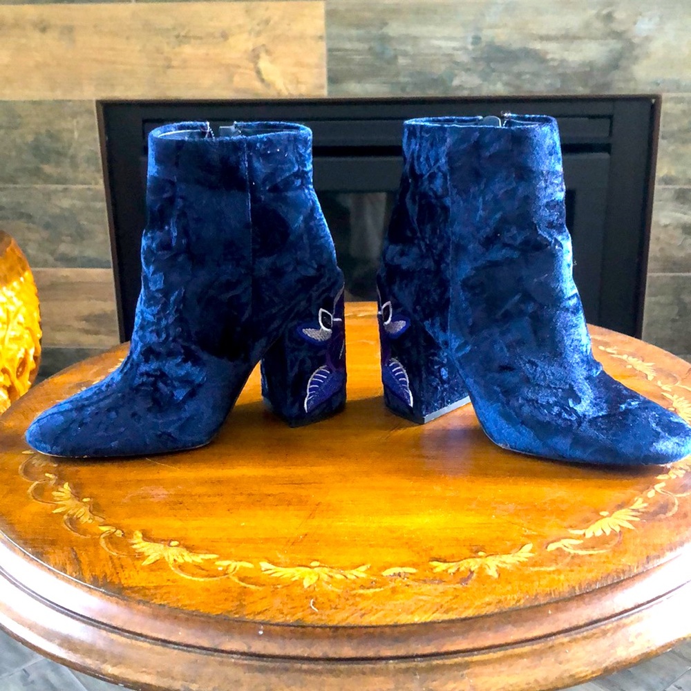 Jessica Simpson blue velvet boots size 6